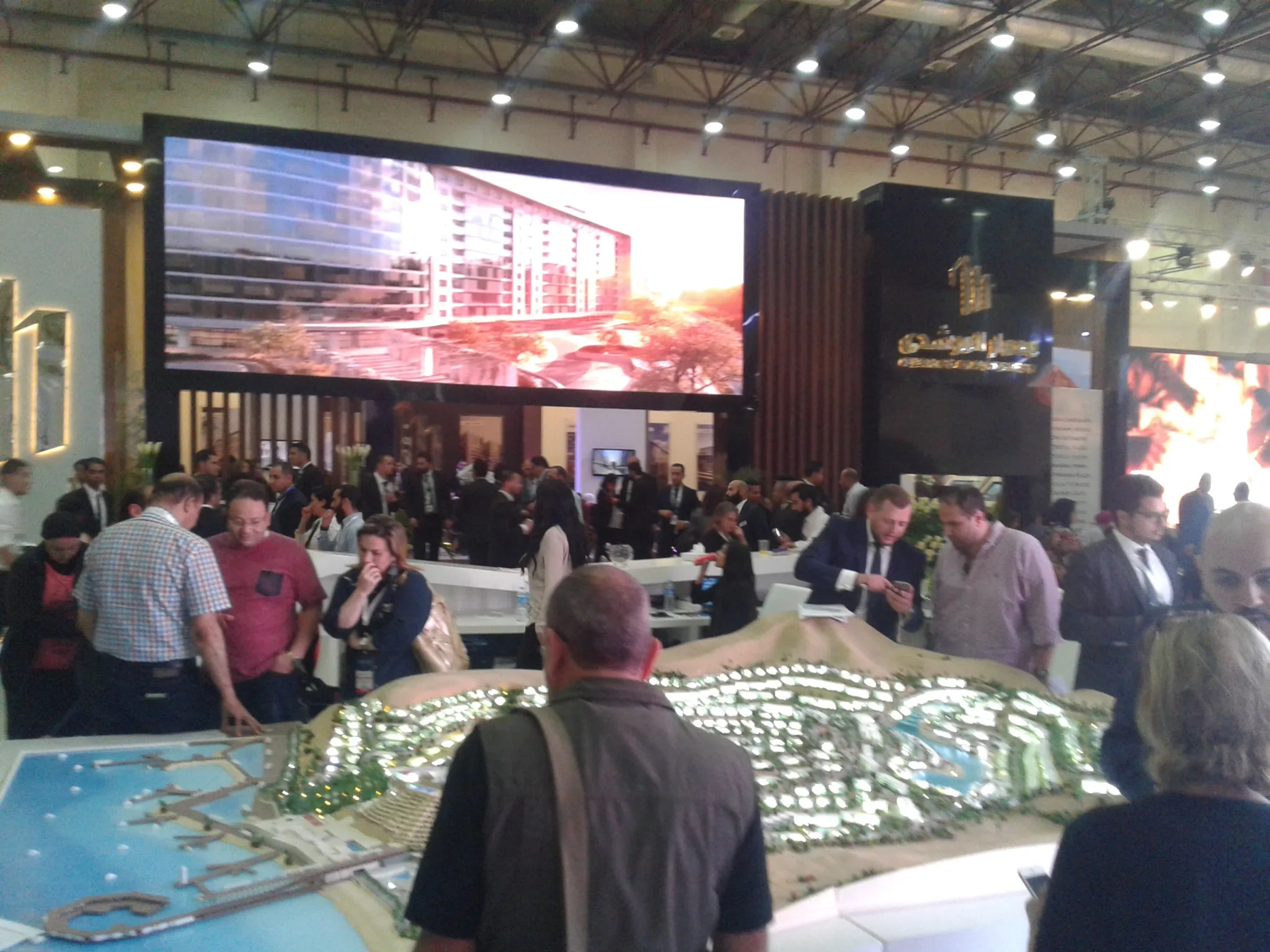Large exhibition screen